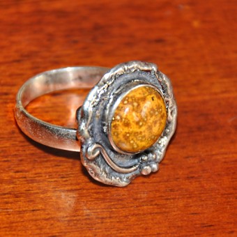 СРЕБЪРЕН ПРЪСТЕН С ЖЪЛТ ЯСПИС